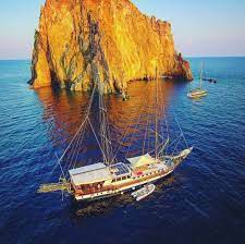 <p>Le nostre meravigliose isolette che incorniciano la nostra bella Sicilia sono una golosa proposta per un pò di giorni di relax e divertimento nel nostro azzurrissimo mare!!  Contattaci e ti organizzeremo un tour da sogno</p>